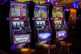 Meja blackjack langsung dengan dealer profesional di pisang138